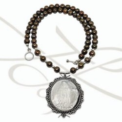 COLLAR CON DIJE MEDALLA VIRGEN PERLAS CAFÉ