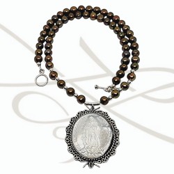 COLLAR CON DIJE MEDALLA VIRGEN PERLAS CAFÉ
