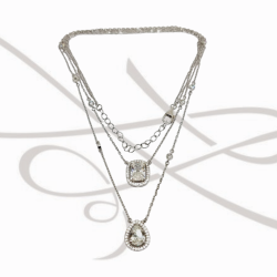 COLLAR CON DIJE PLATA RODIZADA RECTANGULO Y GOTA MOISSANITE