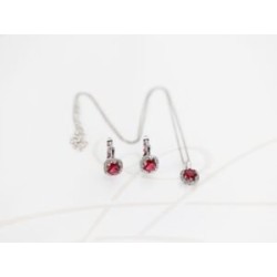 JUEGO PLATA RODIZADA RUBI MINI ROMBO CON TOPACIO BLANCO Y CADENA